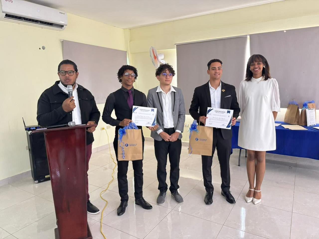 Juramentan Club Estudiantil de Liderazgo en Azua
