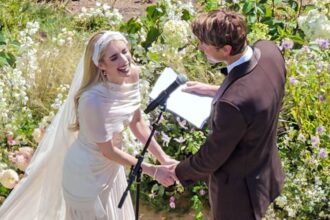 La actriz estadounidense Emma Roberts contrajo matrimonio con el actor Cody John
