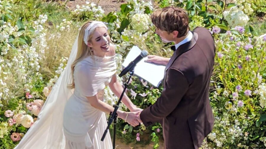 La actriz estadounidense Emma Roberts contrajo matrimonio con el actor Cody John