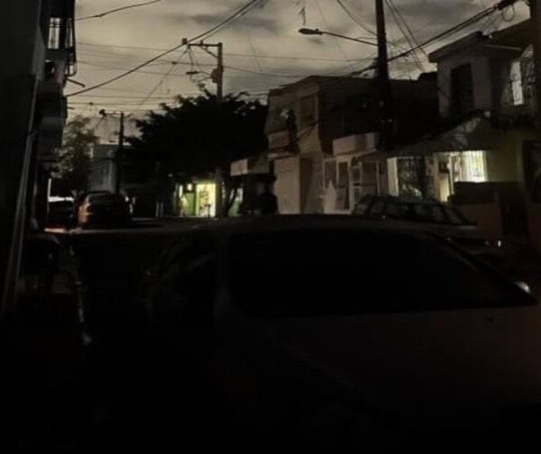 Fuego, humareda, ola de calor y apagones golpean a Cancino Adentro