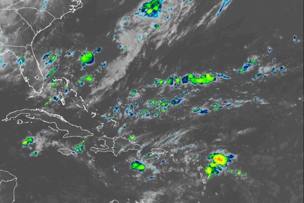 Onda tropical y vaguada provocarán aguaceros, tormentas eléctricas y ráfagas de viento este sábado