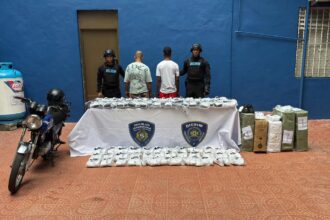 Policía Nacional apresa 2 hombres por robo en almacén el sector Mejoramiento Social