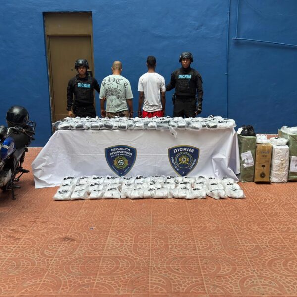 Policía Nacional apresa 2 hombres por robo en almacén el sector Mejoramiento Social
