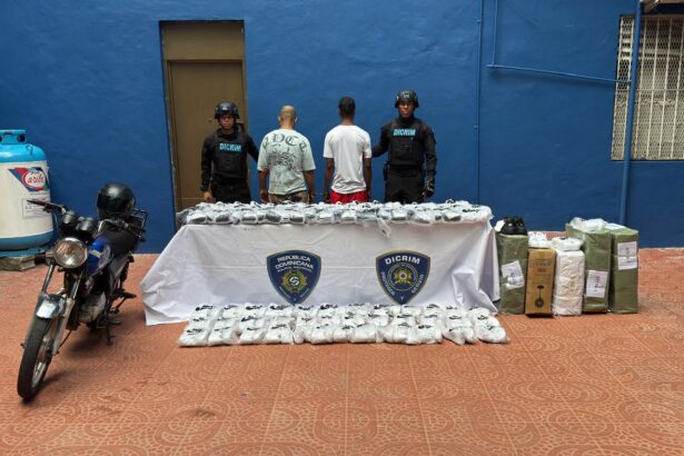 Policía Nacional apresa 2 hombres por robo en almacén el sector Mejoramiento Social