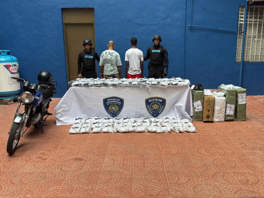 Policía Nacional apresa 2 hombres por robo en almacén el sector Mejoramiento Social