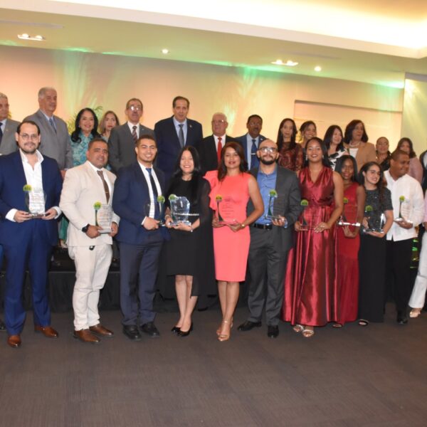 Premian a 18 médicos residentes y reconocen a dos gerentes de enseñanza