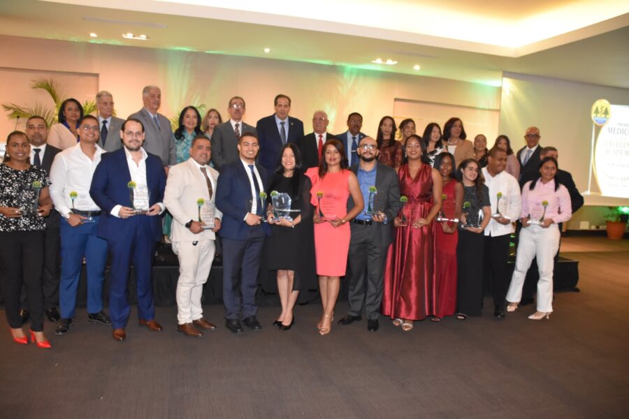 Premian a 18 médicos residentes y reconocen a dos gerentes de enseñanza
