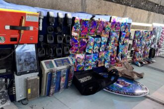 Ocupan arma de fuego, chalecos antibalas y drogas durante allanamientos en Santiago