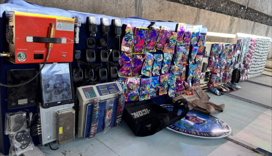 Ocupan arma de fuego, chalecos antibalas y drogas durante allanamientos en Santiago