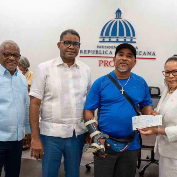 Gobierno entrega ayudas económicas a comerciantes afectados por ampliación avenida Los Beisbolistas en Manoguayabo
