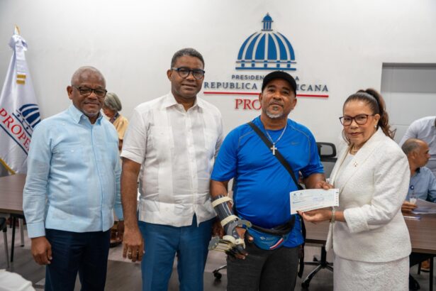 Gobierno entrega ayudas económicas a comerciantes afectados por ampliación avenida Los Beisbolistas en Manoguayabo