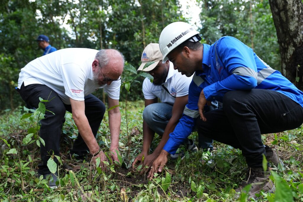 Ministerio de Energía y Minas realiza jornada de reforestación en cuencas de ríos de Cotuí