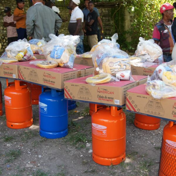 Energía y Minas sustituye uso de leña y carbón por cocinas a GLP en 125 hogares de Bahoruco