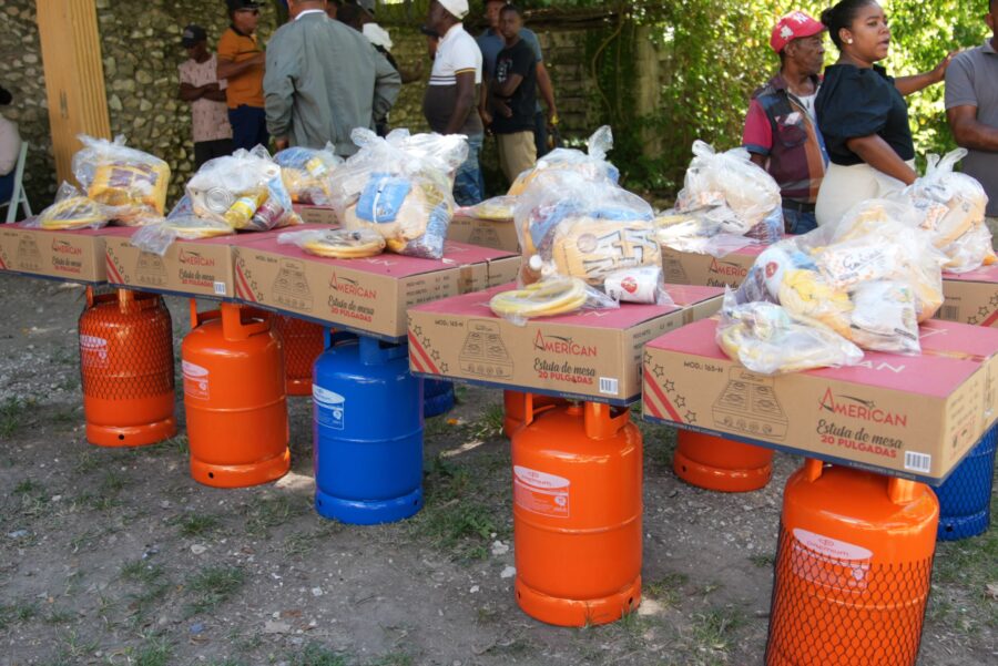 Energía y Minas sustituye uso de leña y carbón por cocinas a GLP en 125 hogares de Bahoruco