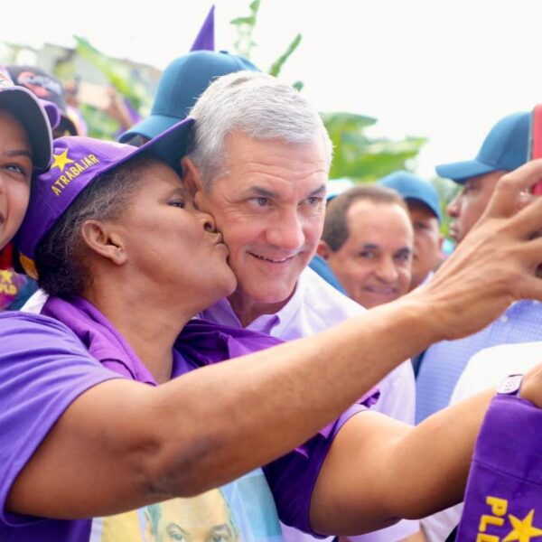 "Gonzalo Castillo vuelve a las calles". Inicia en Azua recorrido nacional