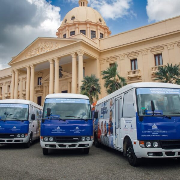 Presidente Abinader entrega 40 nuevos autobuses en beneficio de estudiantes universitarios
