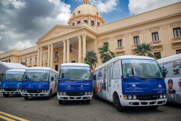 Presidente Abinader entrega 40 nuevos autobuses en beneficio de estudiantes universitarios