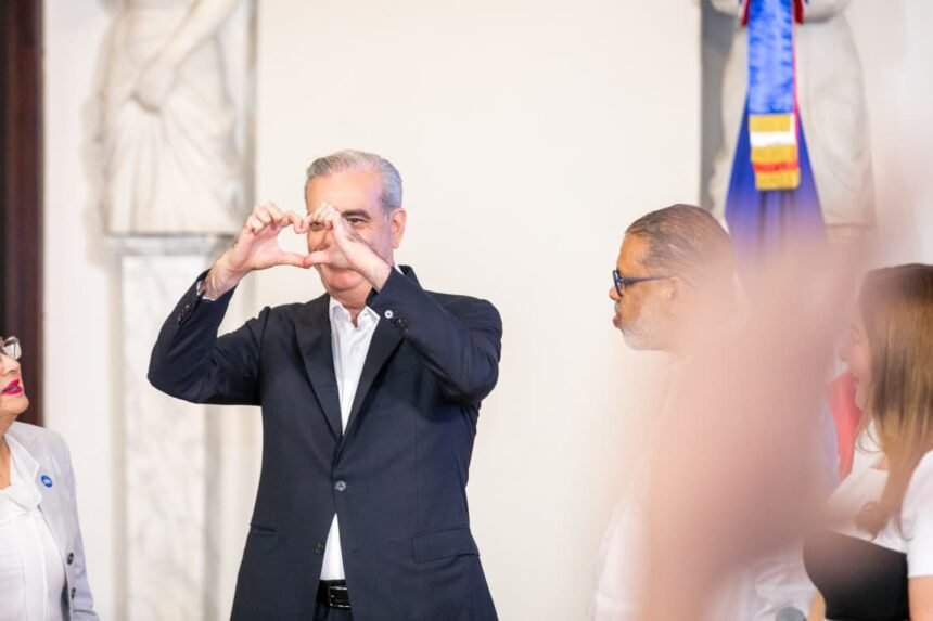 Presidente Abinader se reúne con 53 estudiantes sordos que completaron su formación en Inteligencia Artificia