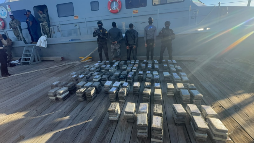 Incautan narcolancha con 555 paquetes de cocaína en Baní