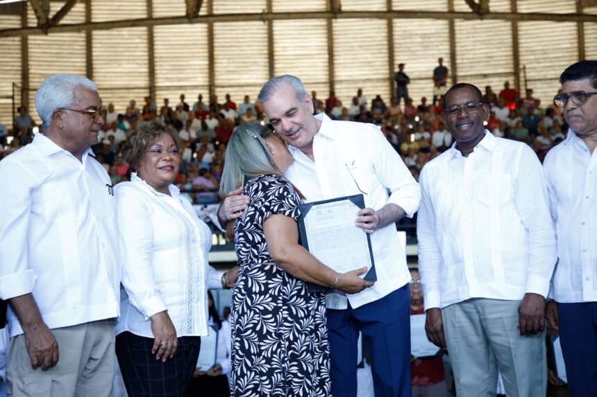 Presidente Abinader entrega 1,500 títulos que dan seguridad jurídica a 6,000 personas en El Almirante II y protegen el patrimonio de sus familias