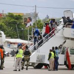 EE.UU deporta 52 haitianos tras reanudación de vuelos de repatriación hacia Haití