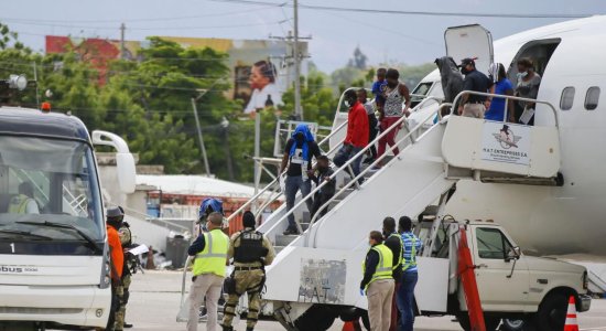 EE.UU deporta 52 haitianos tras reanudación de vuelos de repatriación hacia Haití