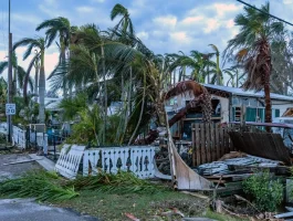 16 muertos tras tornados y el huracán Milton