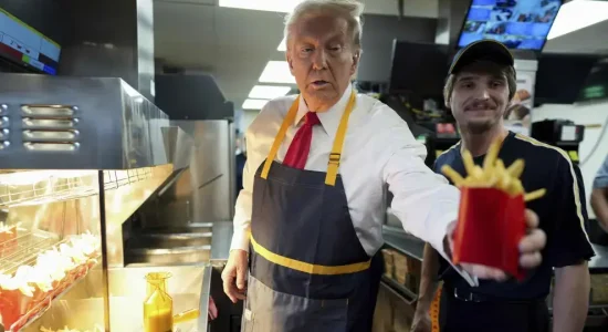 Donald Trump sirvió papas fritas en McDonald’s