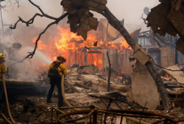 10 muertos y miles de hogares destruidos: Los incendios en Los Ángeles alcanzan proporciones devastadoras