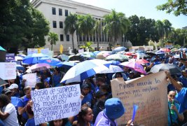 Maestros bloquean avenida Máximo Gómez exigiendo aumento salarial